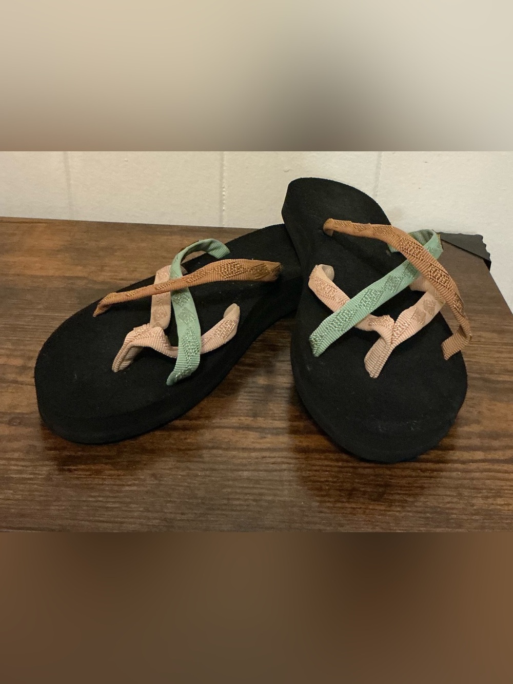 Rare HTF Teva Olowahu Maple Sugar Multi Color US6 Women’s Sandals Slippers